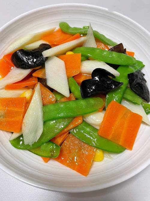 居民楼家庭厨房蒸制杂粮主食与清炒时蔬实拍