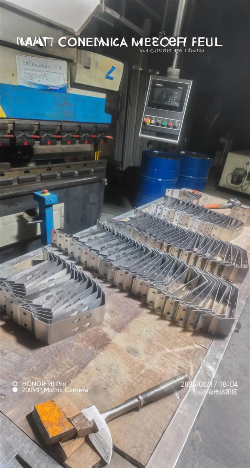 工厂车间数控折弯机加工钣金工件
