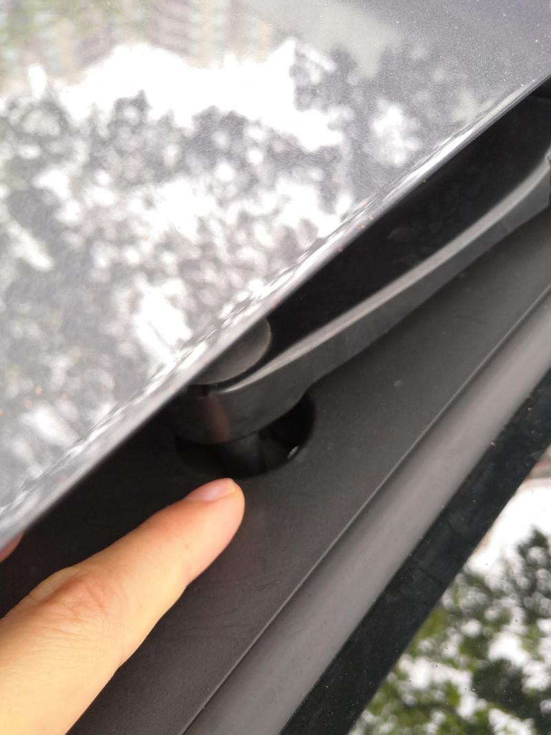 游标卡尺测量汽车雨刮臂转轴间隙图