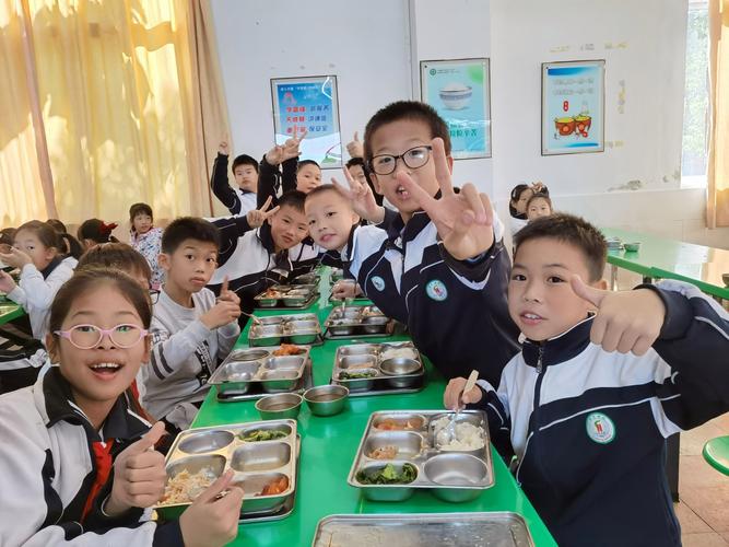中小学校长食堂给学生打餐实拍场景