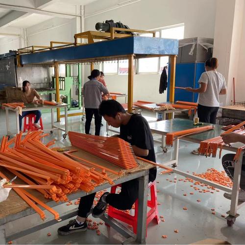 工业批量工件浸塑加工生产现场