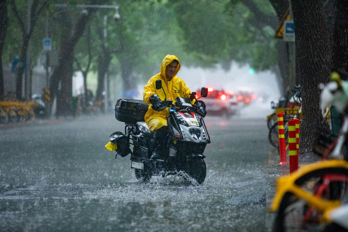 杭州街头外卖骑手雨天等派单实景