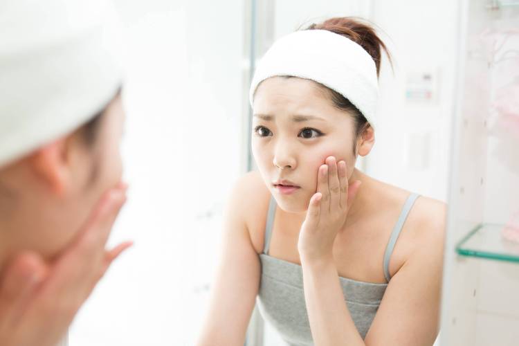 女性晨间护肤涂抹防晒霜步骤图解