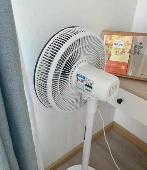 夏季风扇对着墙吹降温方法实景图