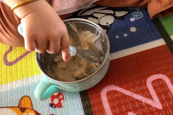 婴儿表现出对大人食物感兴趣伸手抓取场景