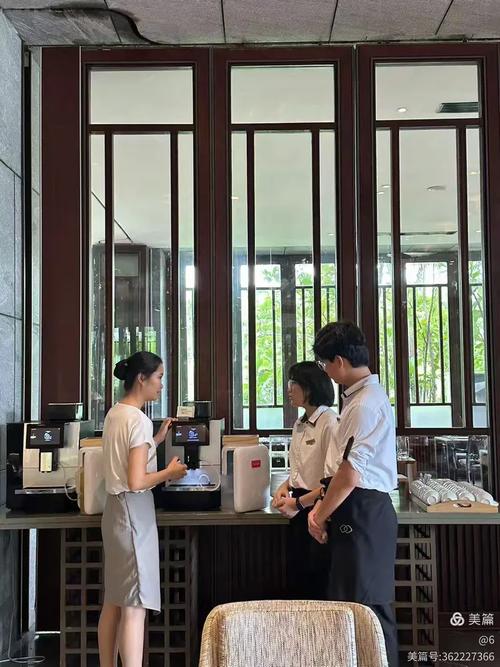 管培生轮岗在门店工作场景