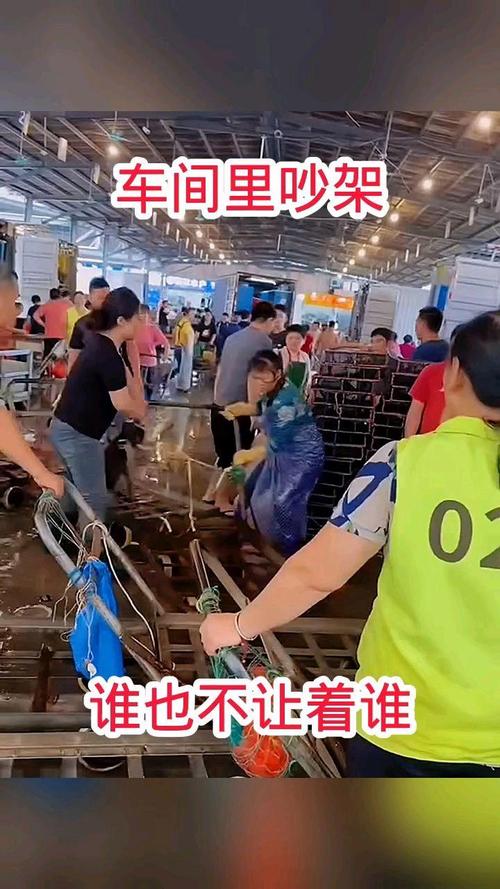 工厂车间里工人激烈争吵场景