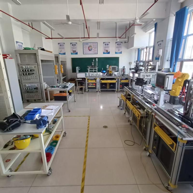 现代学徒制学生实训车间环境