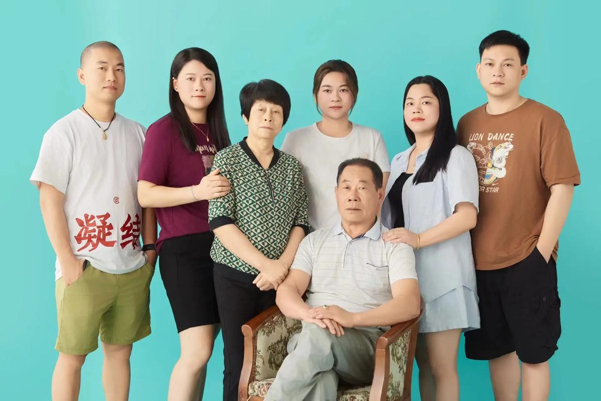养父母子女家庭合影证据材料照片