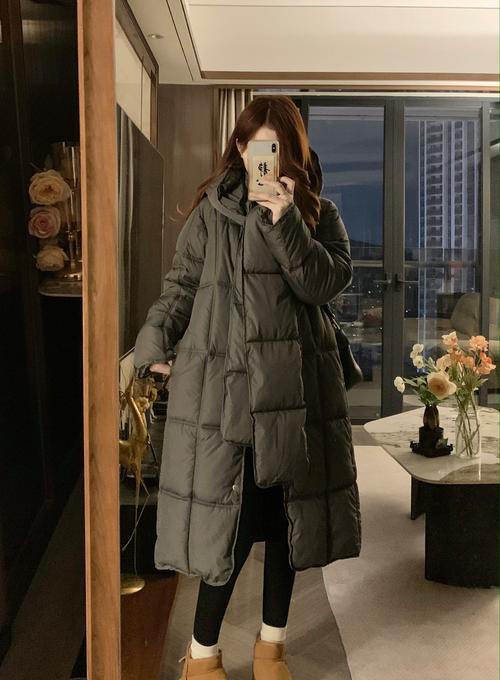 北方冬季入户门口挂厚棉服实拍