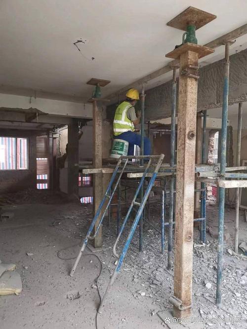 老小区外墙抢险加固施工现场