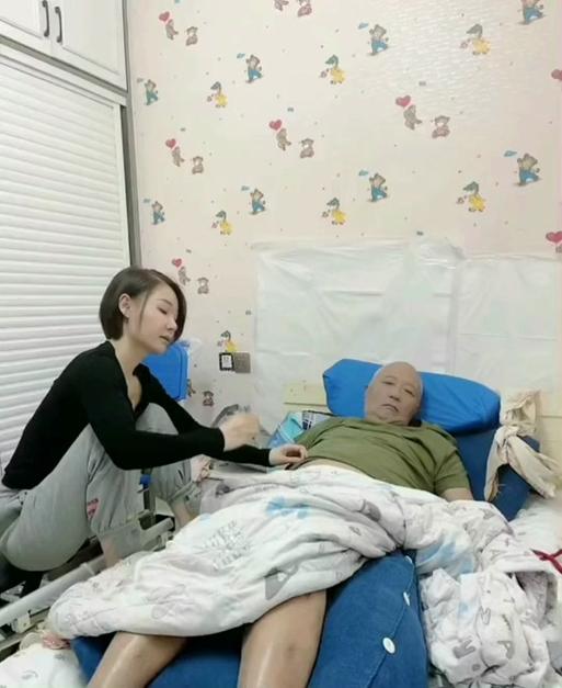 父亲生病躺在沙发上看着女儿独自搭积木