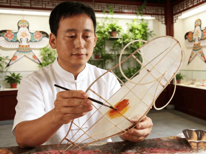 老人用竹篾手工制作传统风筝的过程特写