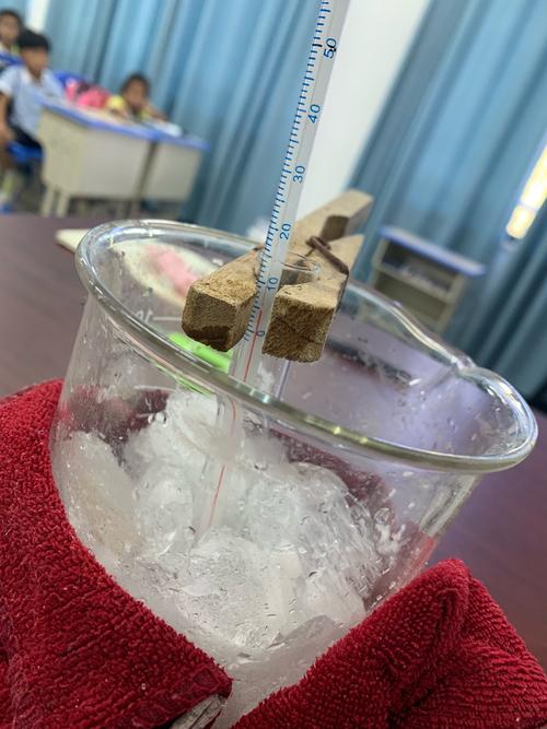 冬天教室讲台上结奶皮的玻璃杯