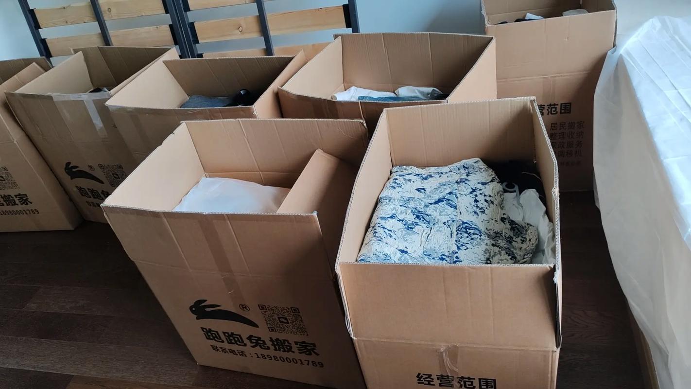 上海弄堂老房子门口堆放的搬家纸箱