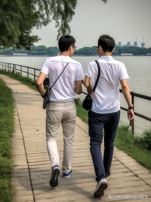 弟弟跟在哥哥后面模仿走路的背影图