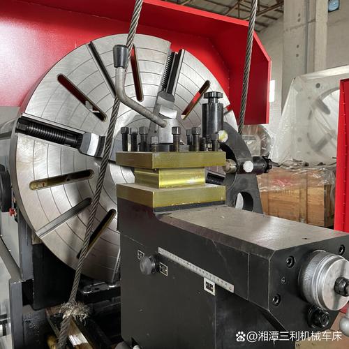 传统机械加工车间油污纸质作业记录实拍图