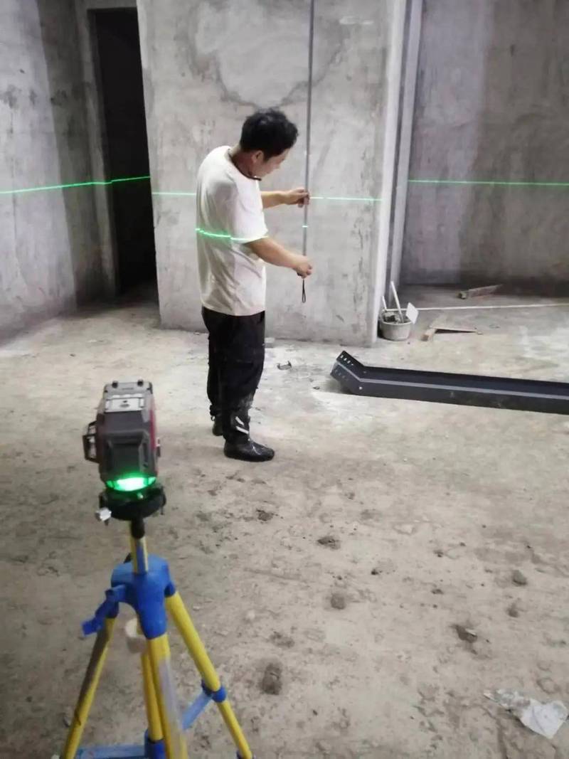 激光水平仪在室内地面测量水平度投出水平线现场