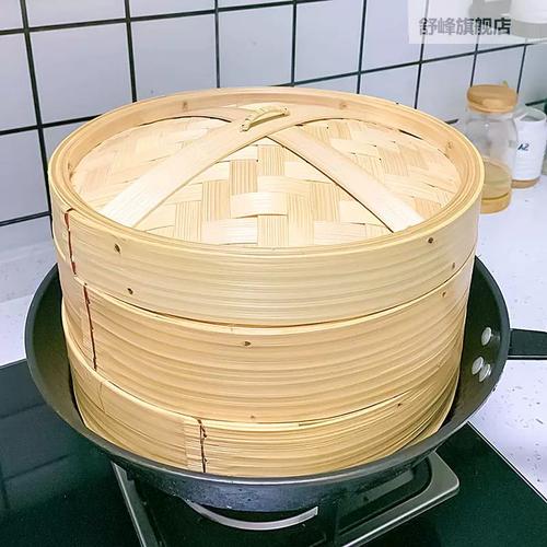 蒸汽升腾的竹蒸笼里包子即将出锅