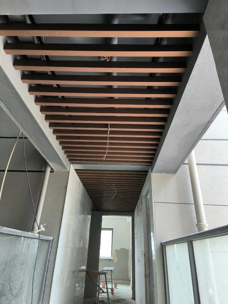 装修师傅正在安装铝方通格栅吊顶