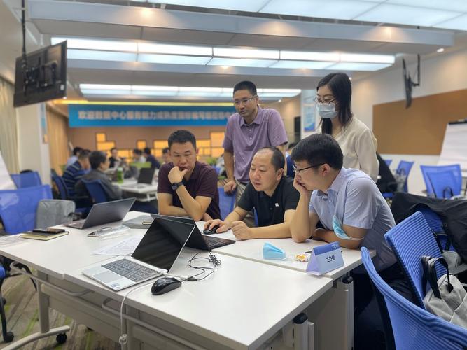 互联网公司新人导师带教场景 应届生围坐讨论项目方案