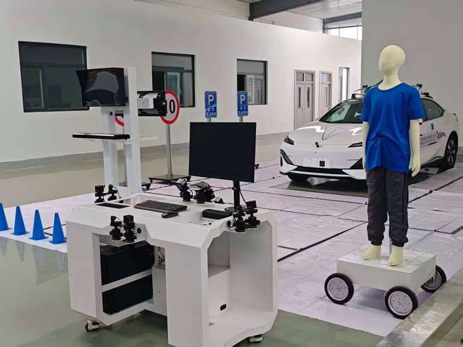 高职院校学生实训操作智能网联汽车