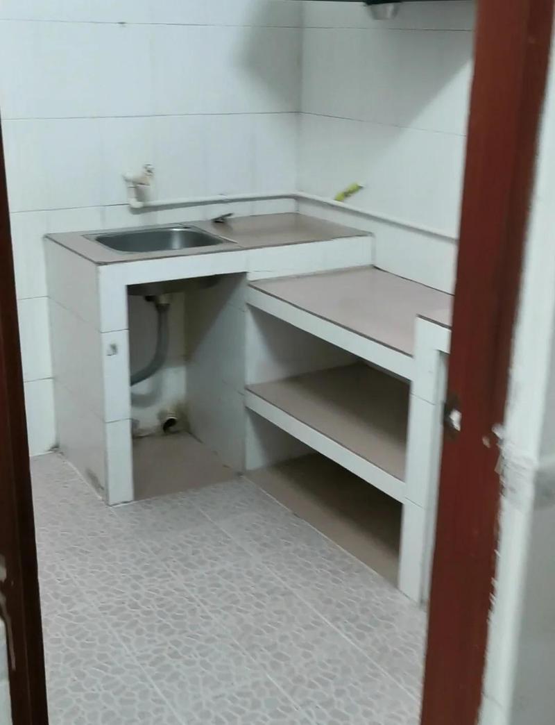 出租屋老款泛黄瓷砖不锈钢灶台