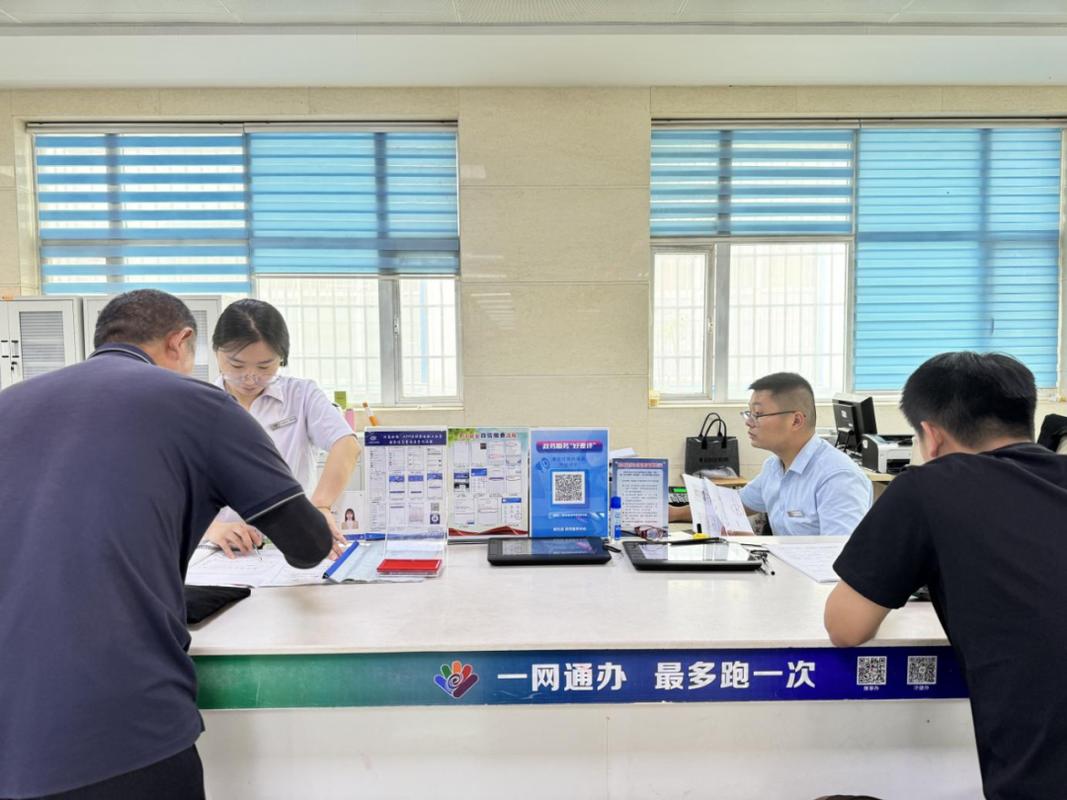 劳动法试用期社保规定人事办公场景