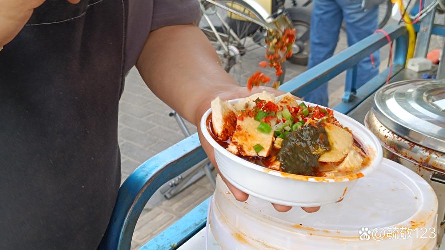 德州老巷清晨卖热豆腐的方言摊主