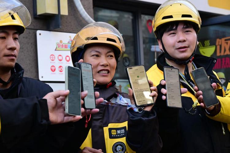外卖骑手在街头忙碌 灵活就业保障缺失