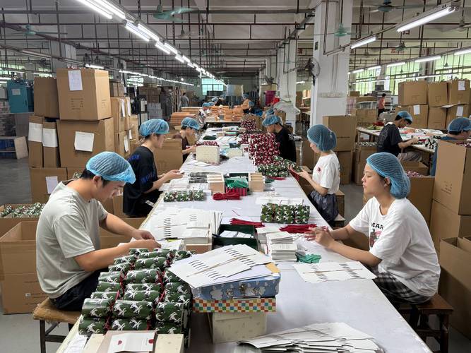 义乌北苑产业带仓库门口堆放的待发圣诞装饰纸箱