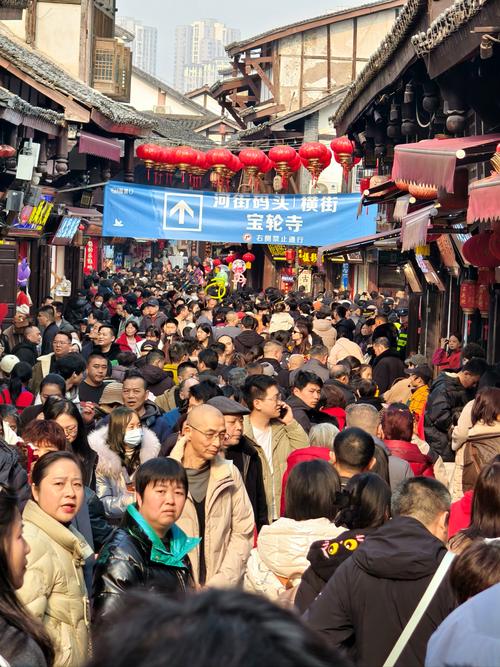 丽江古城商业街人头攒动