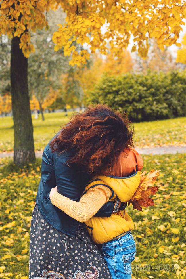 青春期母子和解拥抱场景