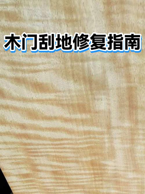 老木门后密密麻麻的铅笔身高刻度实拍
