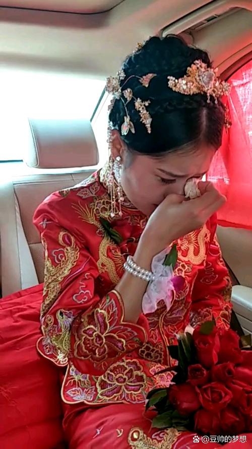 婚礼现场新娘感动落泪 身旁婚礼秘书默默递纸巾