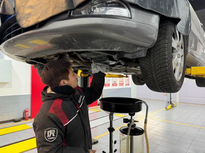 修理厂升车检查汽车外倾连接部件实拍