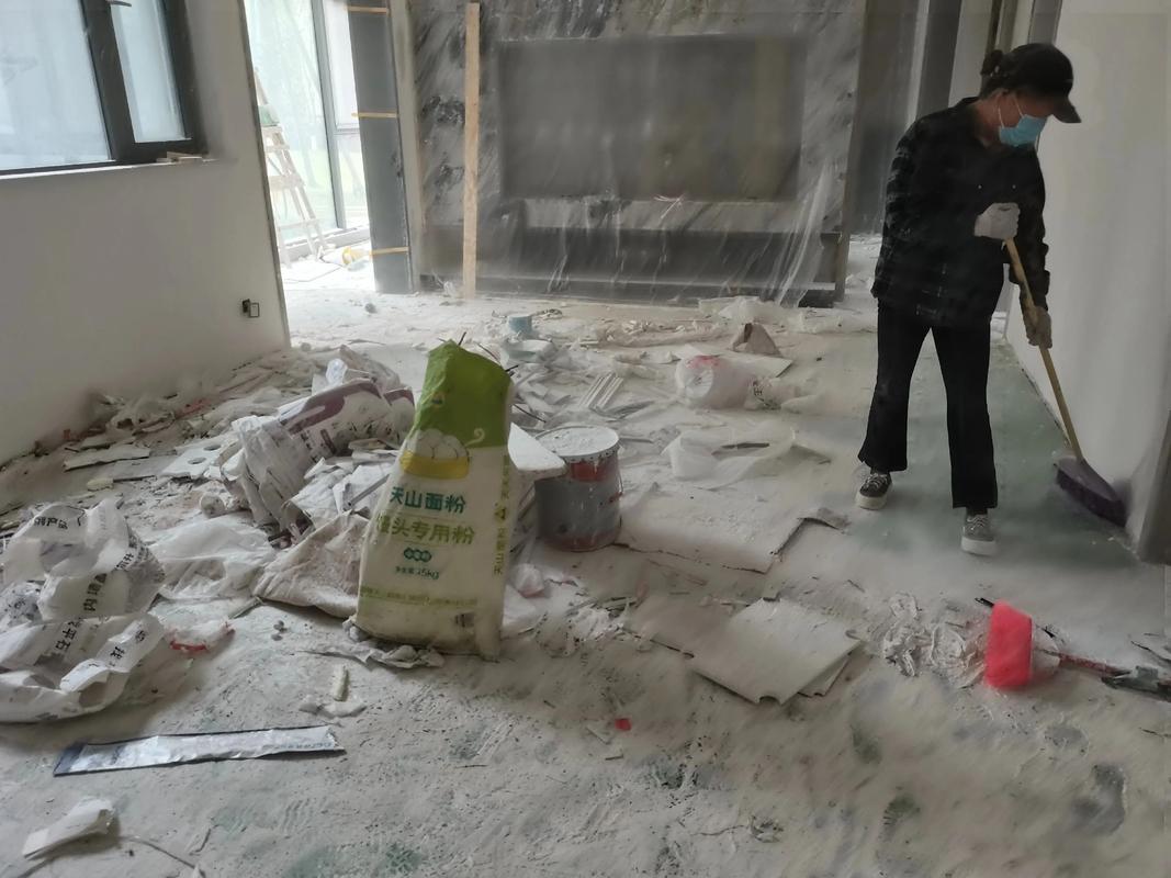 装修师傅铲除劣质石膏粉墙面掉渣