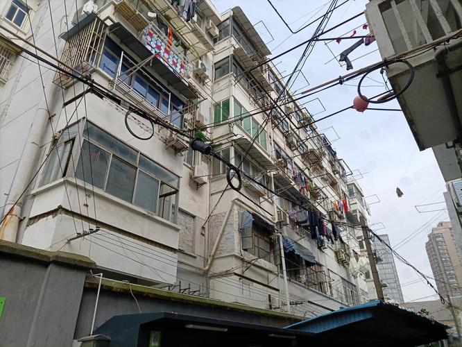 南京延龄巷老小区仰拍监控视角截图