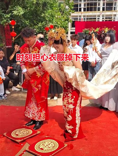 婚礼拱门尺寸不合适导致新娘低头弯腰现场尴尬
