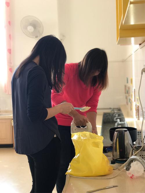 家长为孩子综合素质评价准备材料忙碌场景