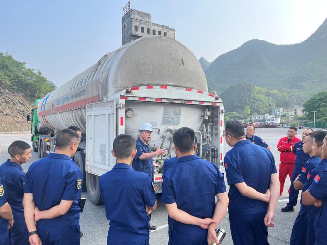 液氮运输罐车与安全操作培训现场