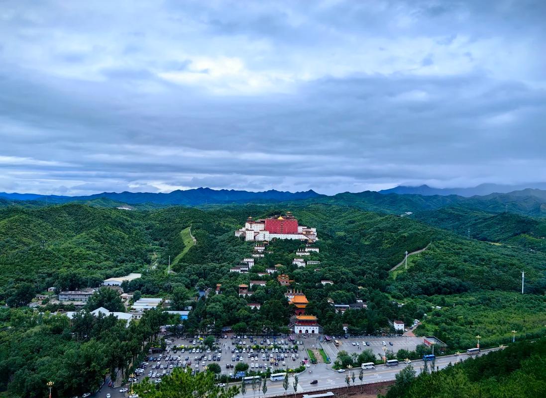 承德避暑山庄山区观景台远眺金顶景观