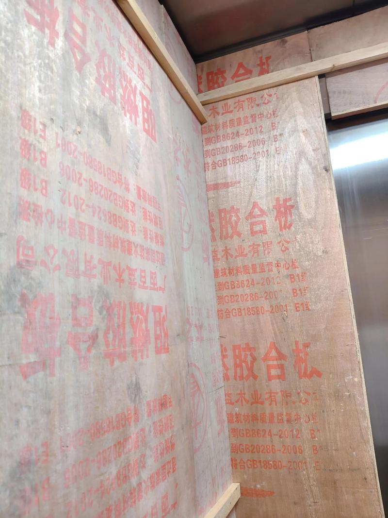 装修电梯保护板材破损凹陷实拍