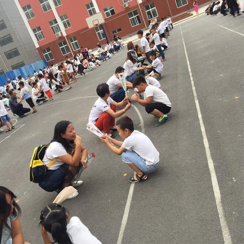 家长蹲下与孩子游戏互动场景