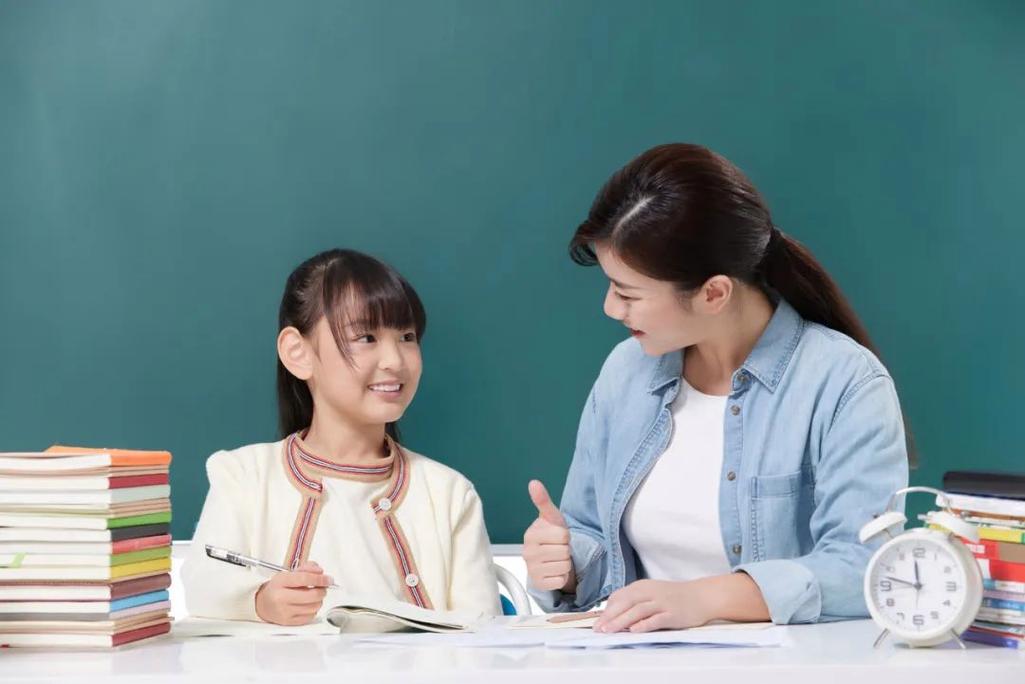家长陪同孩子面试前的紧张互动