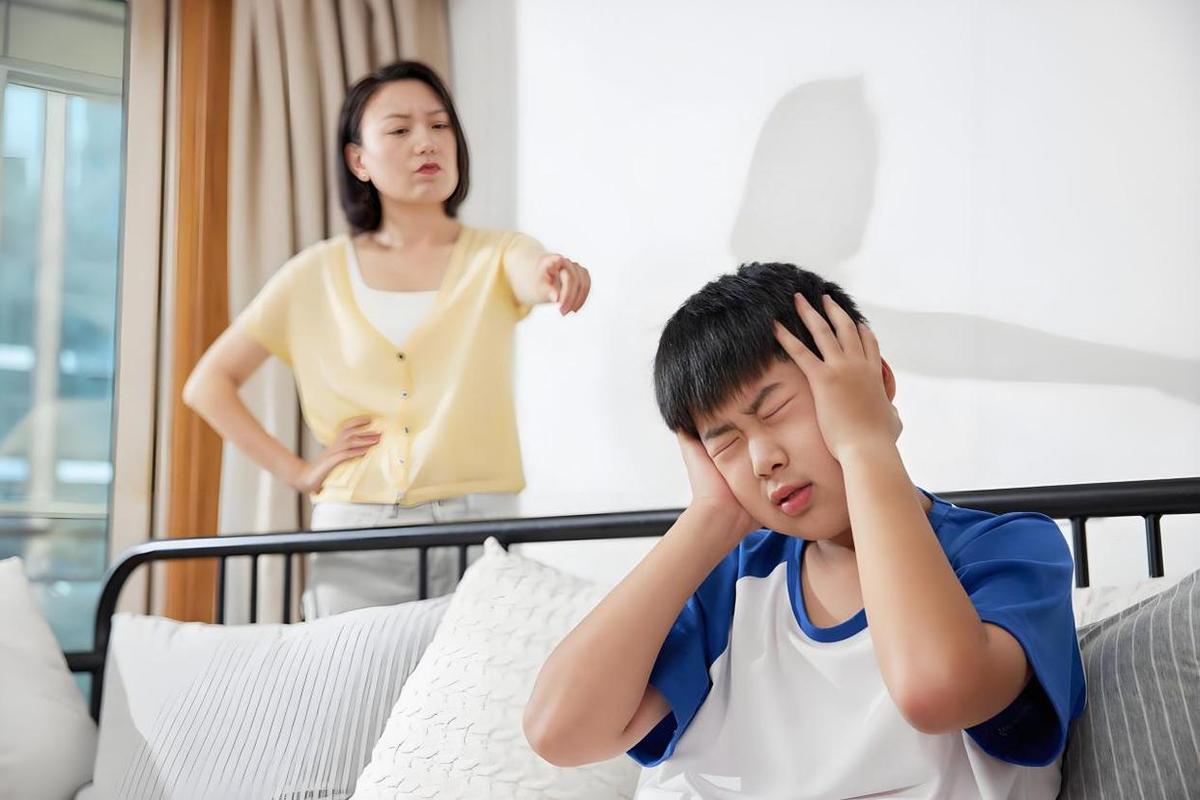 青少年叛逆期情绪暴发场景