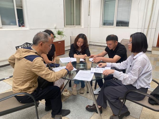 业主与物业公司沟通协商现场图
