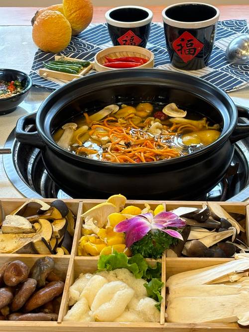 野生菌火锅沸腾特写
