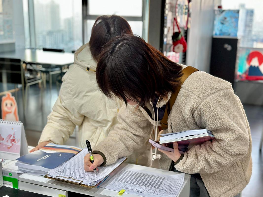 招生官在堆满申请材料的办公桌前疲惫阅读PS的场景