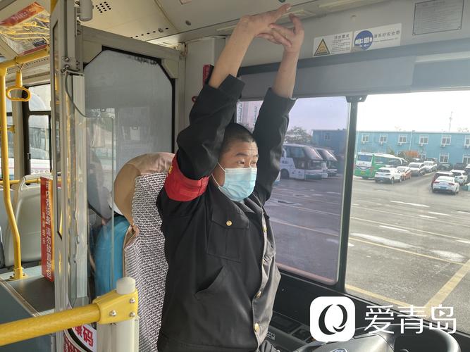 公交通勤途中调整呼吸的放松状态实拍图